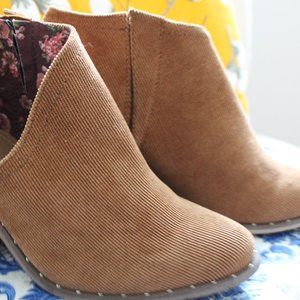 Very G by Buckle Lilly Corduroy Ankle Boots (Size 8)